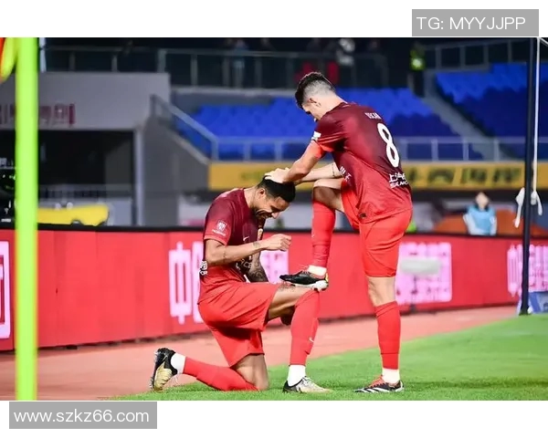 武磊精彩突破传中助攻队友展现超强个人能力与团队配合精神 武磊精彩突破传中助攻队友展现超强个人能力与团队配合精神